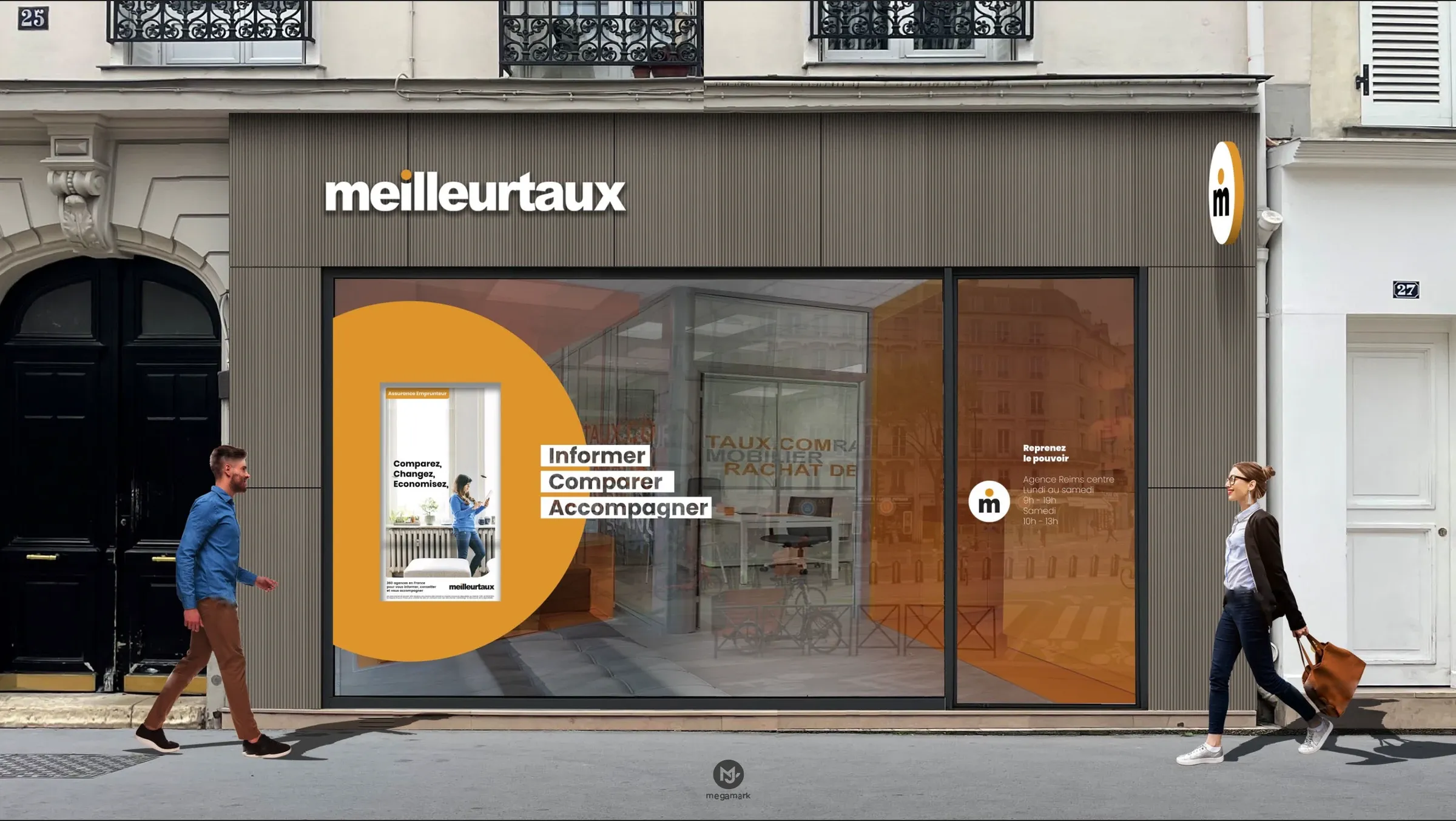 Façade d’agence Meilleurtaux en bardage bois cannelé, avec vitrophanie orange et enseigne drapeau