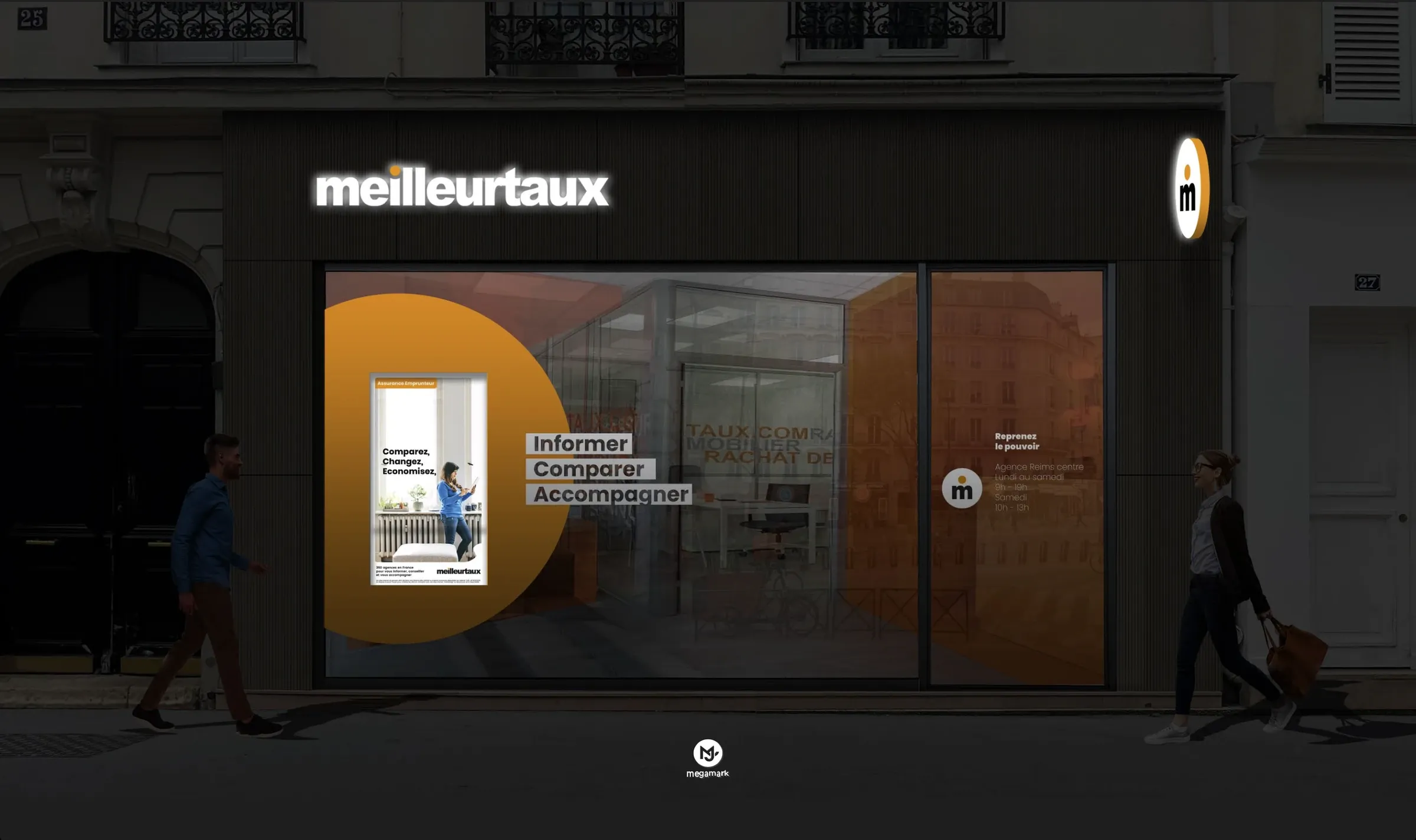 Façade d’agence Meilleurtaux éclairée de nuit