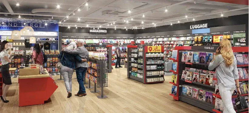 Rayons magazines, famille et bagagerie d’une boutique Relay en aéroport — vue 3D